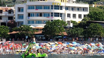 Pantai berhampiran