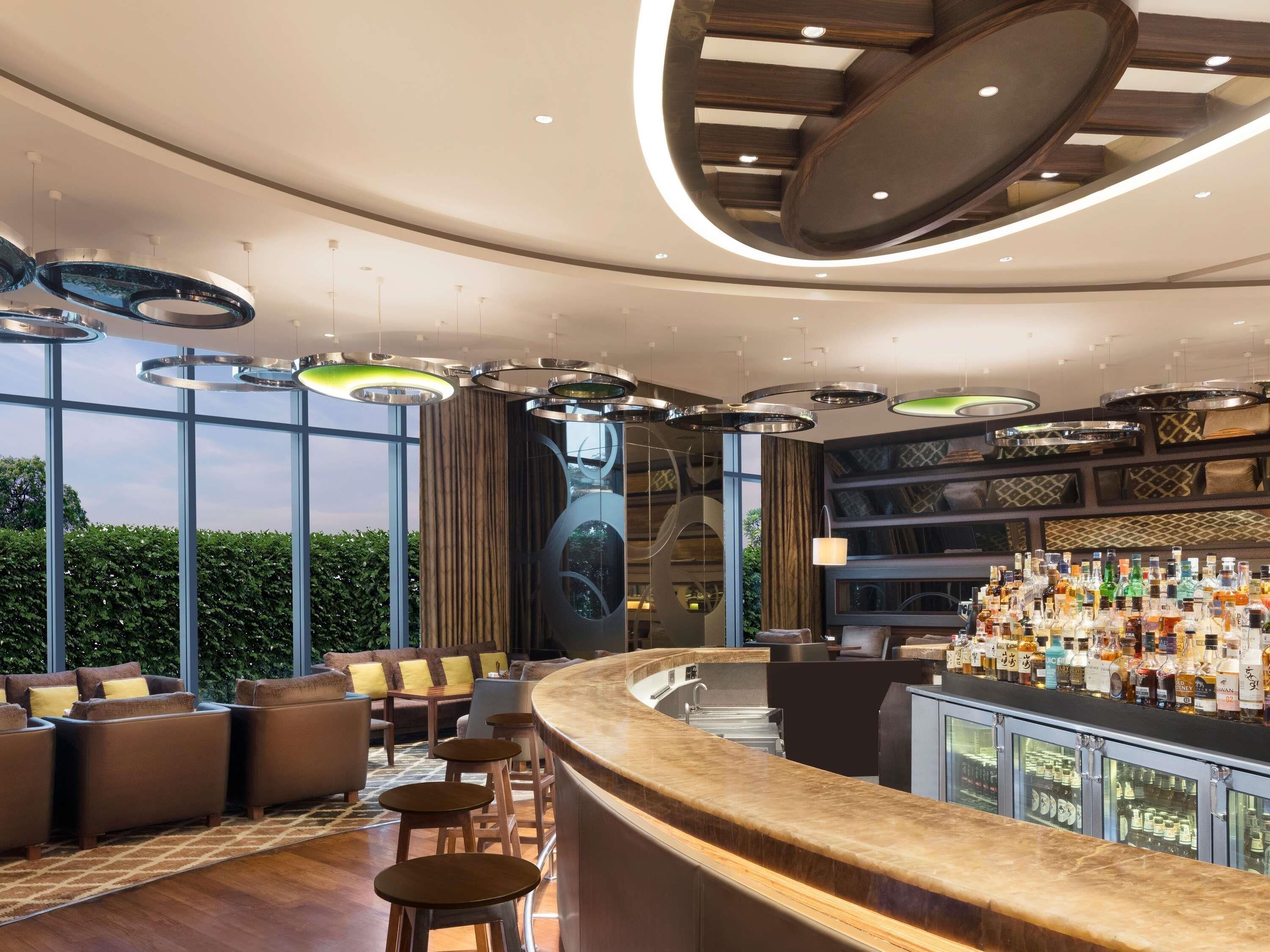 Lobby lounge, al fresco dining, open daily