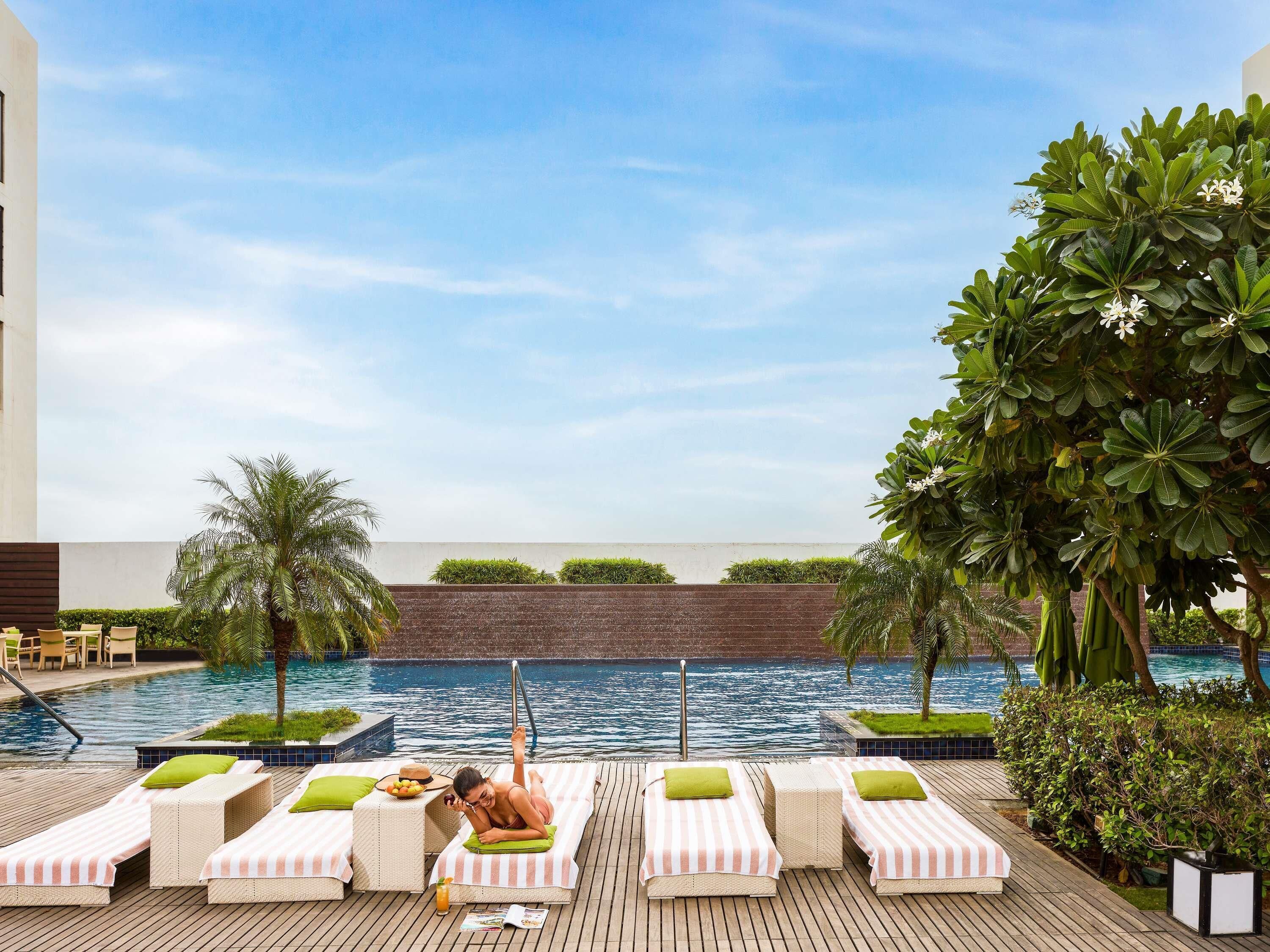 Hồ bơi ngoài trời, ghế dài tắm nắng 