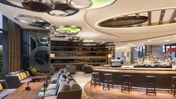 Salón en el lobby, restaurante con mesas al aire libre