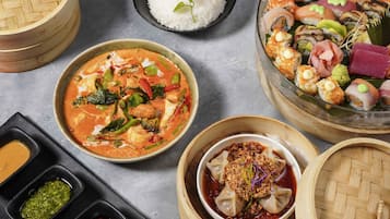 Variedad de platos asiáticos, como sushi, arroz y un tazón de sopa.
