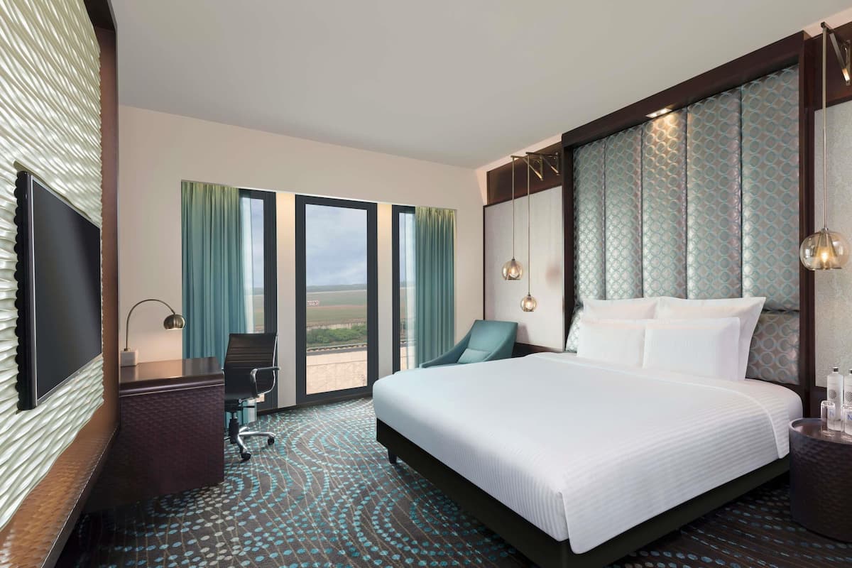 Superior Room, 1 King Bed (Airport view)