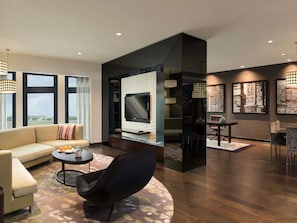 Presidential Suite, Club Lounge Access (Airport View, 20% off FnB & Laundry) | Egyptian cotton sheets, premium bedding, down comforters