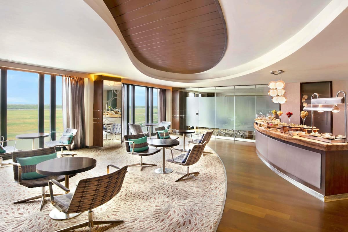 1 bedroom, Egyptian cotton sheets, premium bedding, down duvets