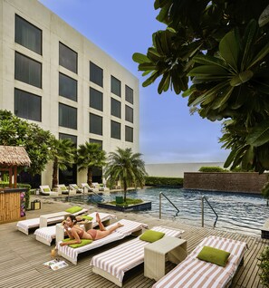 Outdoor pool, pool loungers - Pullman New Delhi Aerocity Hotel (New Delhi)