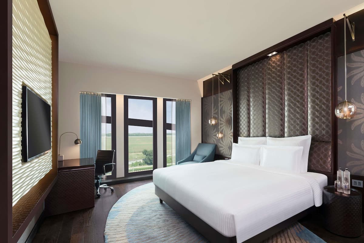 EXECUTIVE CLUB KING ROOM - Lounge access with Cocktail Hours.15% discount on F&B and Laundry | 1 bedroom, Egyptian cotton sheets, premium bedding, down comforters