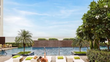 Piscine extérieure, chaises longues