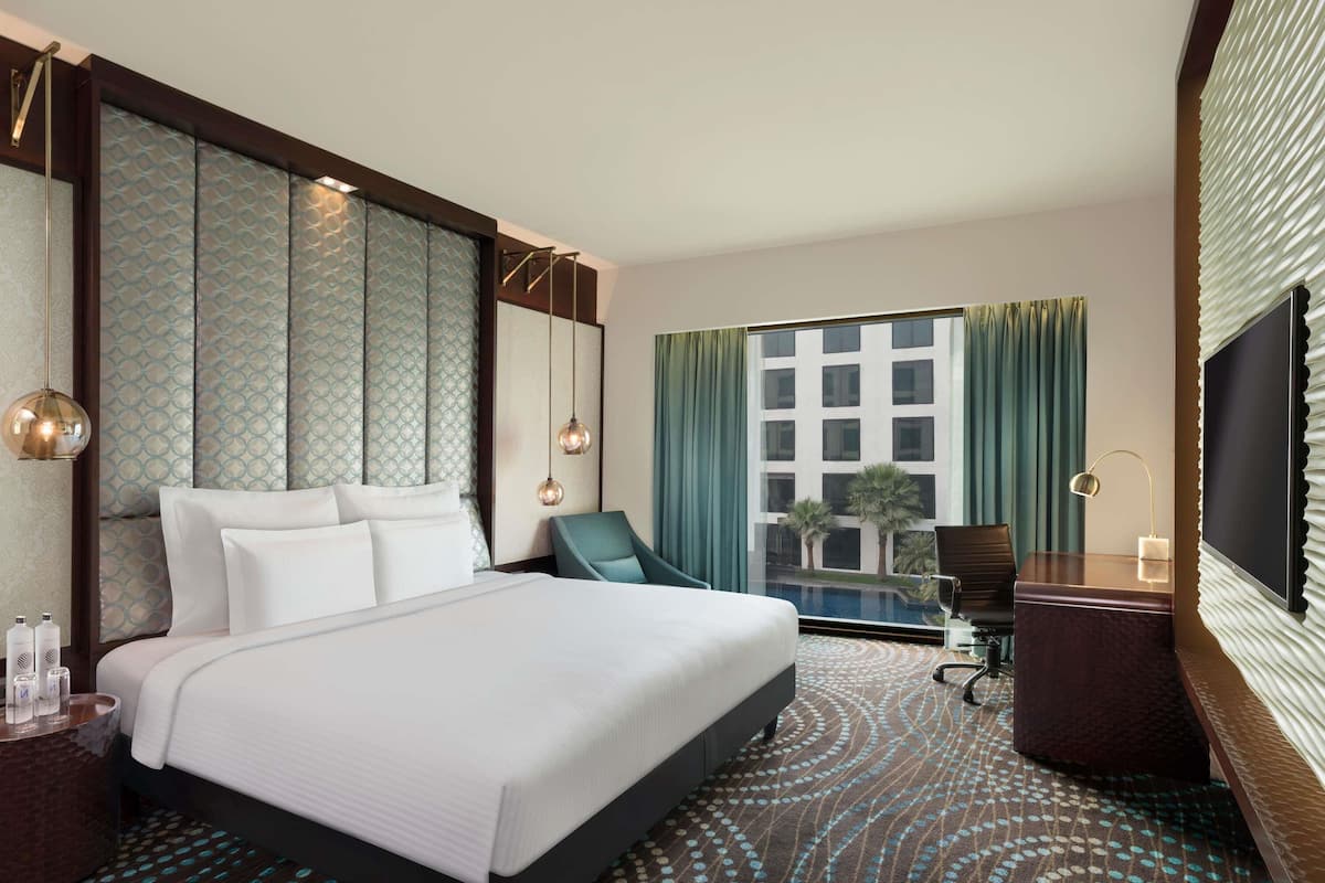 1 bedroom, Egyptian cotton sheets, premium bedding, down comforters