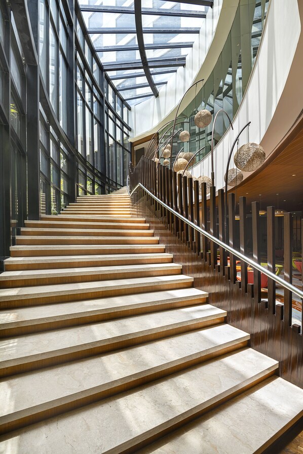 Staircase - Pullman New Delhi Aerocity Hotel (New Delhi)