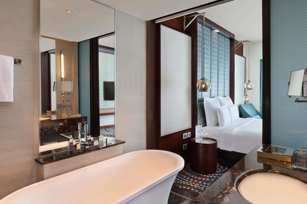 Baignoire et douche séparées, baignoire profonde, douche cascade