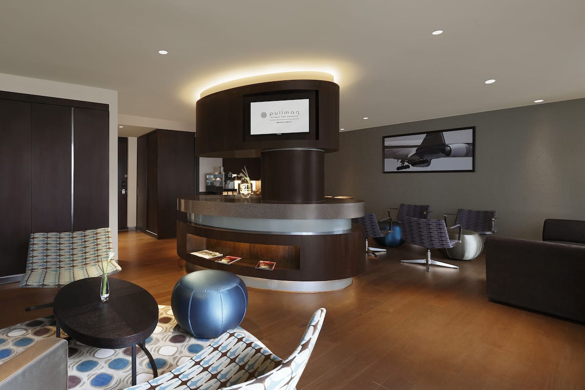 lobby lounge, al fresco dining, open daily