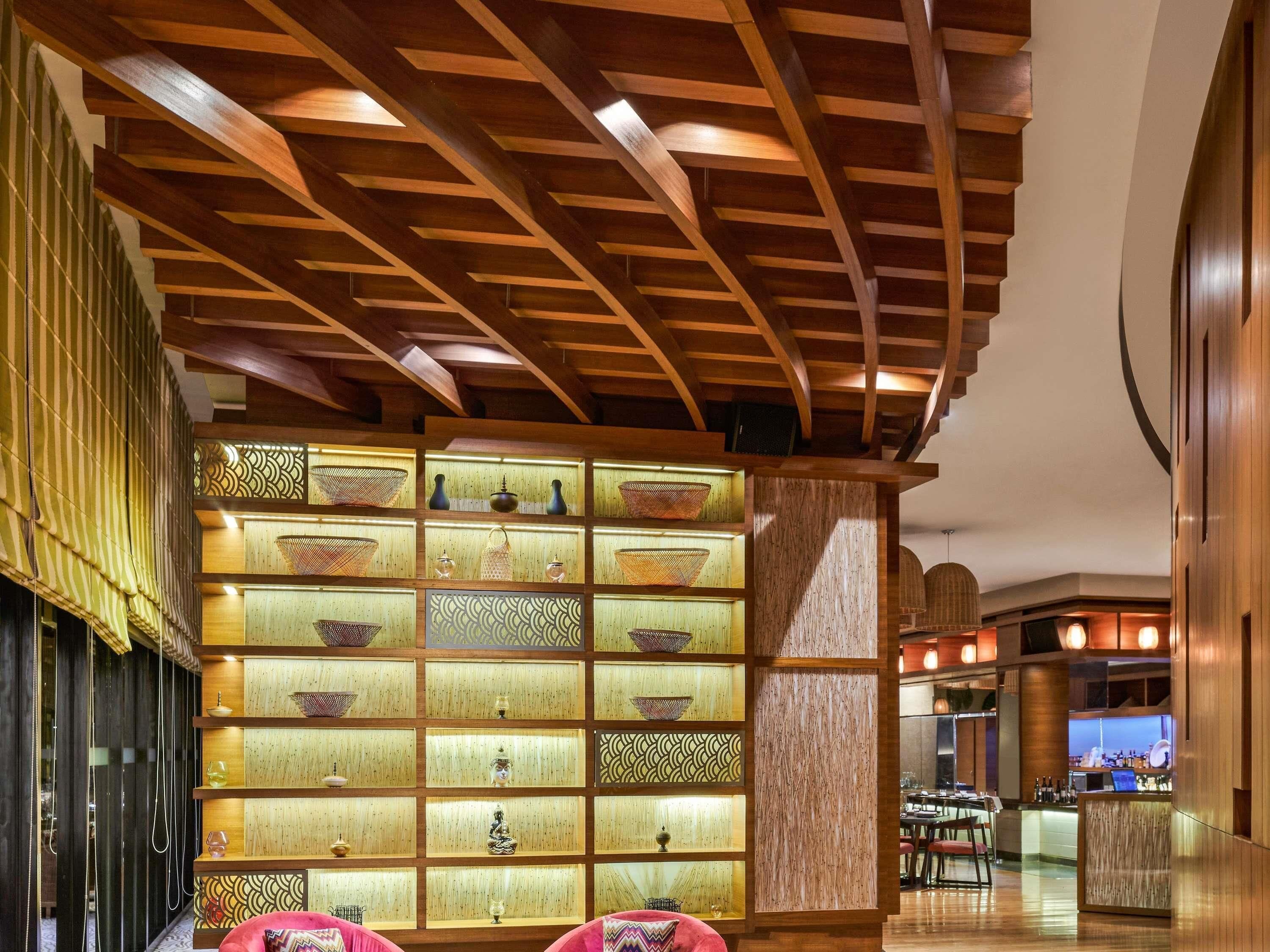 Decoração moderna com vigas de madeira, um painel de parede estampado e um espaço de bar.