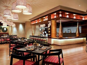 2 restaurants; breakfast, lunch, and dinner served - Pullman New Delhi Aerocity Hotel (New Delhi)