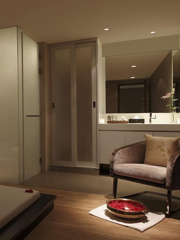 Couples treatment rooms, body treatments, deep-tissue massages