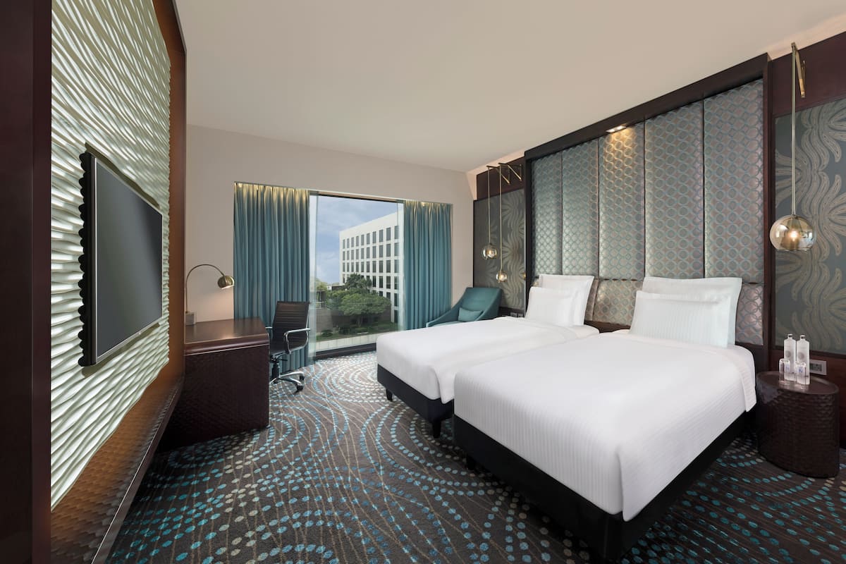 1 bedroom, Egyptian cotton sheets, premium bedding, down comforters