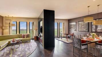 Presidential Suite, Club Lounge Access (Airport View, 20% off FnB & Laundry) | Egyptian cotton sheets, premium bedding, down comforters