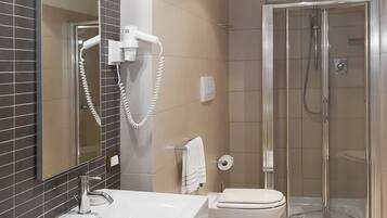 Estudio superior, 1 habitación, cocina | Baño | Regadera, amenidades de baño gratuitas, secadora de cabello, pantuflas