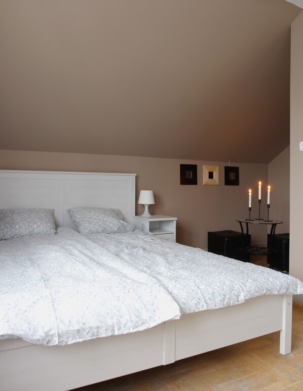 Double Room | Iron/ironing board, free cribs/infant beds, free WiFi, bed sheets - 4.Friends Hostel (Kraków)