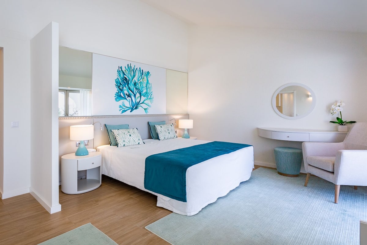 Penthouse, 3 Bedrooms, Lake View | 1 bedroom, in-room safe, blackout drapes, iron/ironing board