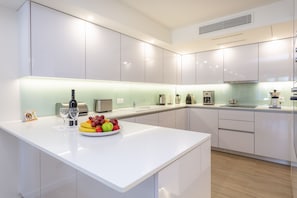 Apartment, 1 Bedroom, Garden View | Private kitchen | Fridge, microwave, oven, stovetop - Quinta do Lago Country Club (Loulé)