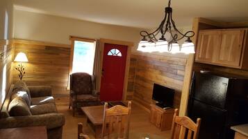 Unit C-Deluxe 1 bedroom w/Washer & Dryer | Living area | 40-inch flat-screen TV with satellite channels, TV