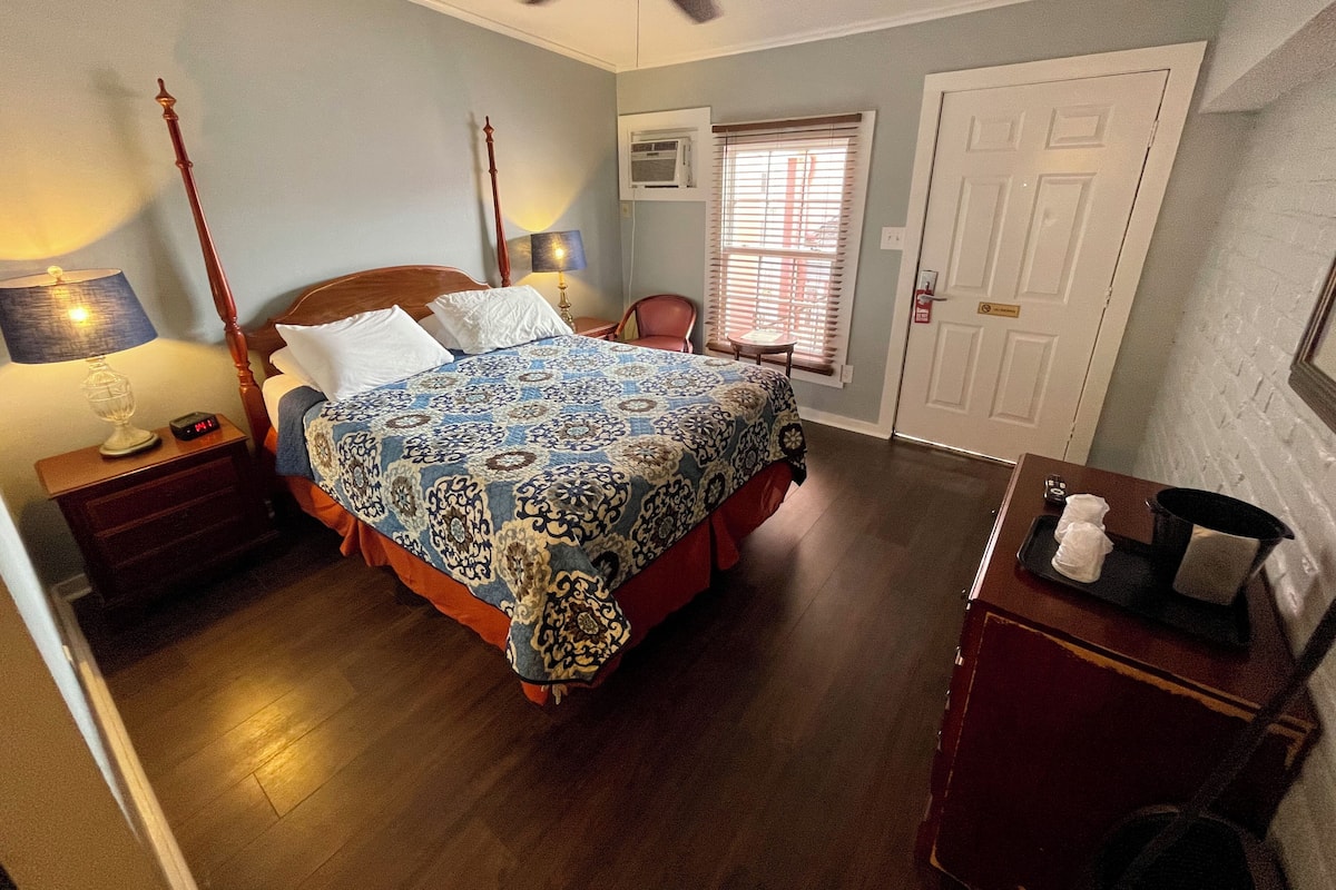 Economy Room | 1 bedroom, individually decorated, individually furnished