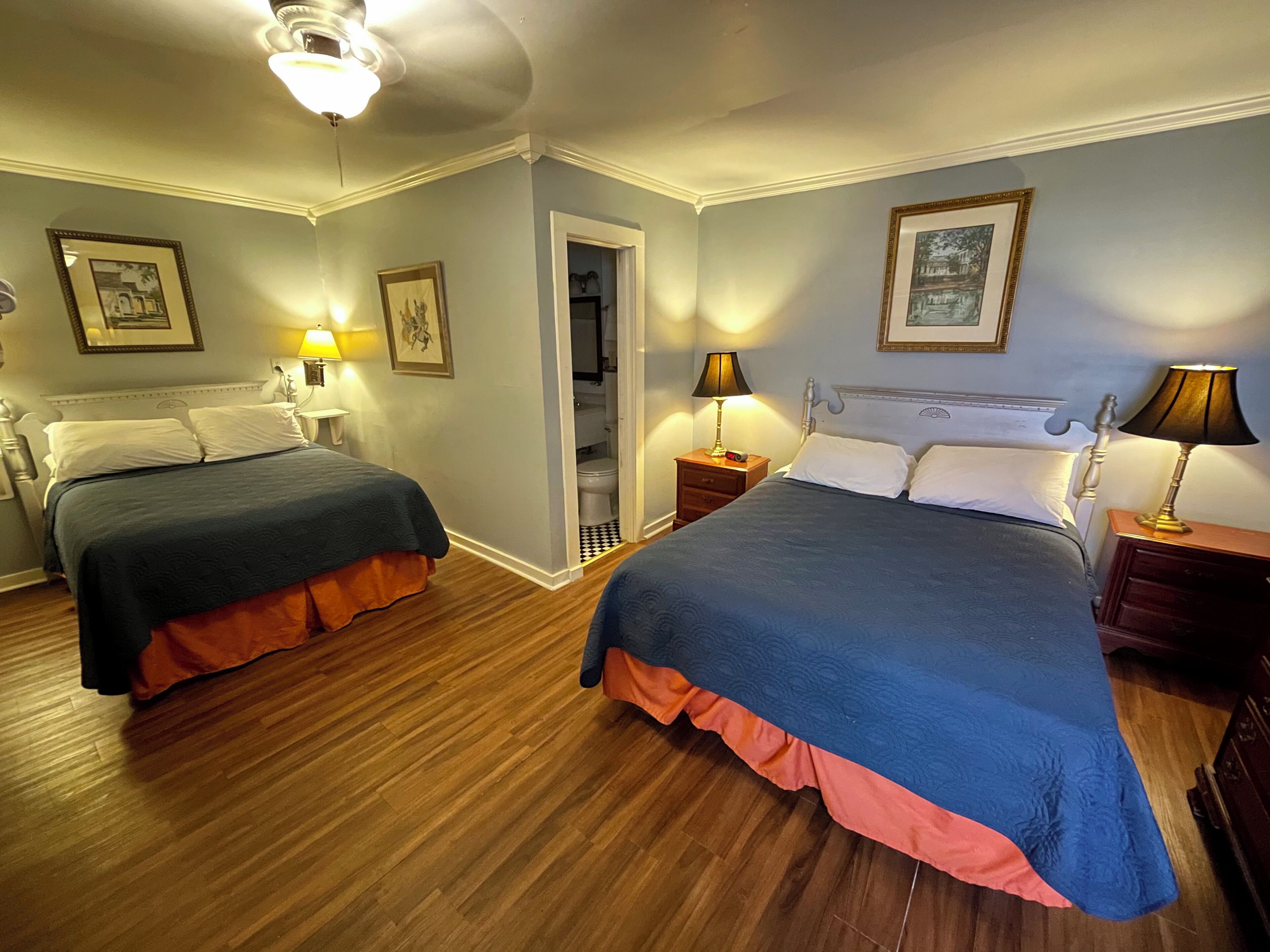 Chambre traditionnelle, Plusieurs lits, côté cour intérieure | Décor unique, ameublement unique, fer et planche à repasser