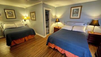 Chambre traditionnelle, Plusieurs lits, côté cour intérieure | Décor unique, ameublement unique, fer et planche à repasser