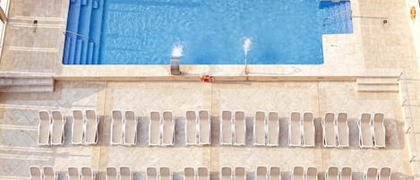 Piscine extérieure, chaises longues