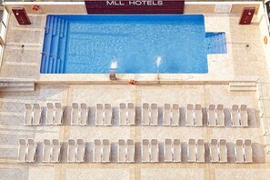 Utendørsbasseng og solsenger