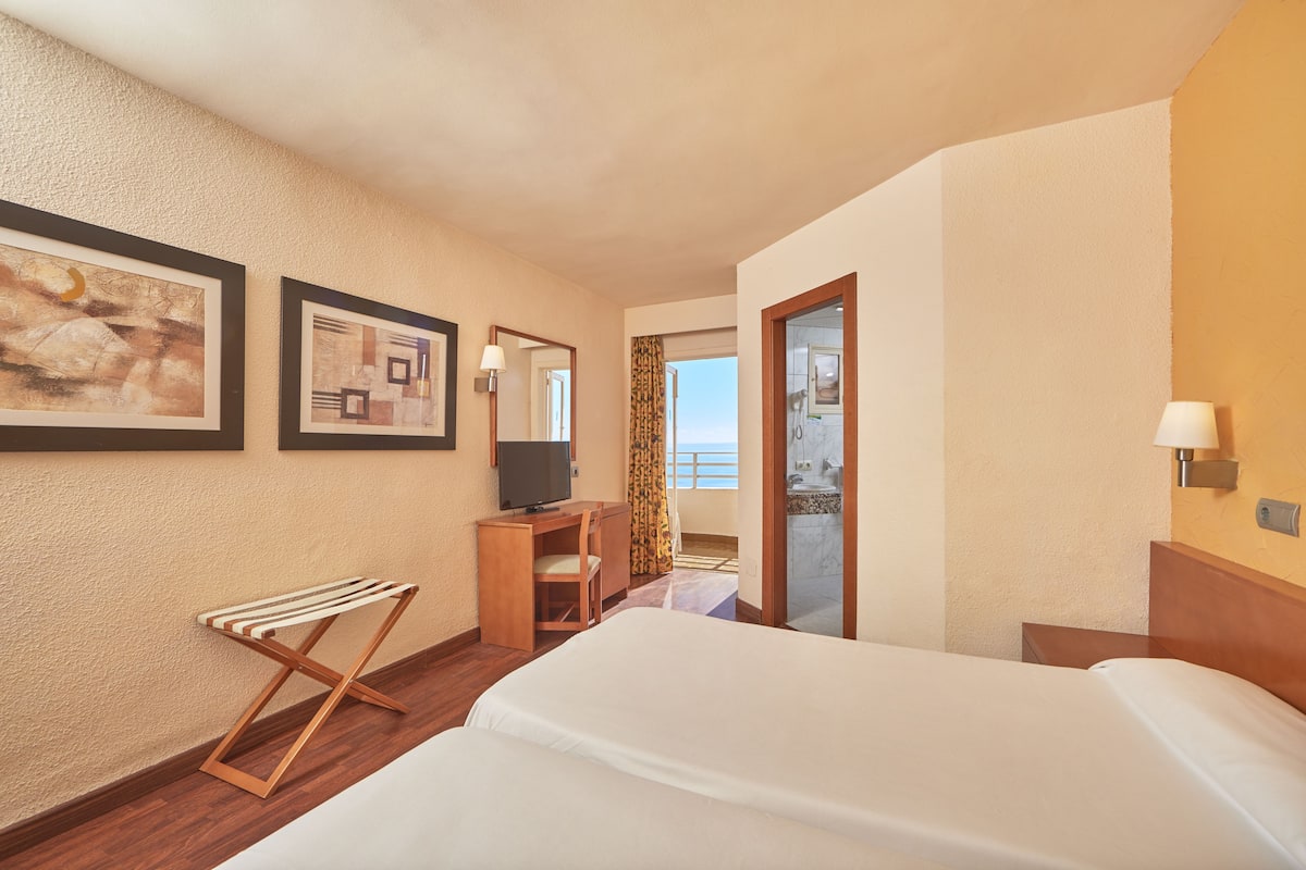 Double Room, Sea View | In-room safe, desk, free WiFi, bed sheets