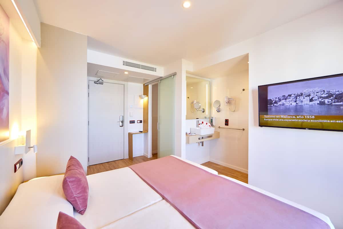 1 bedroom, in-room safe, desk, blackout curtains