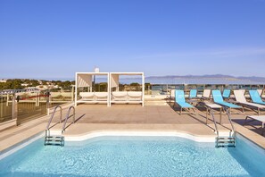 Outdoor pool, sun loungers - MLL Mediterranean Bay Hotel - Adults Only (Llucmajor)