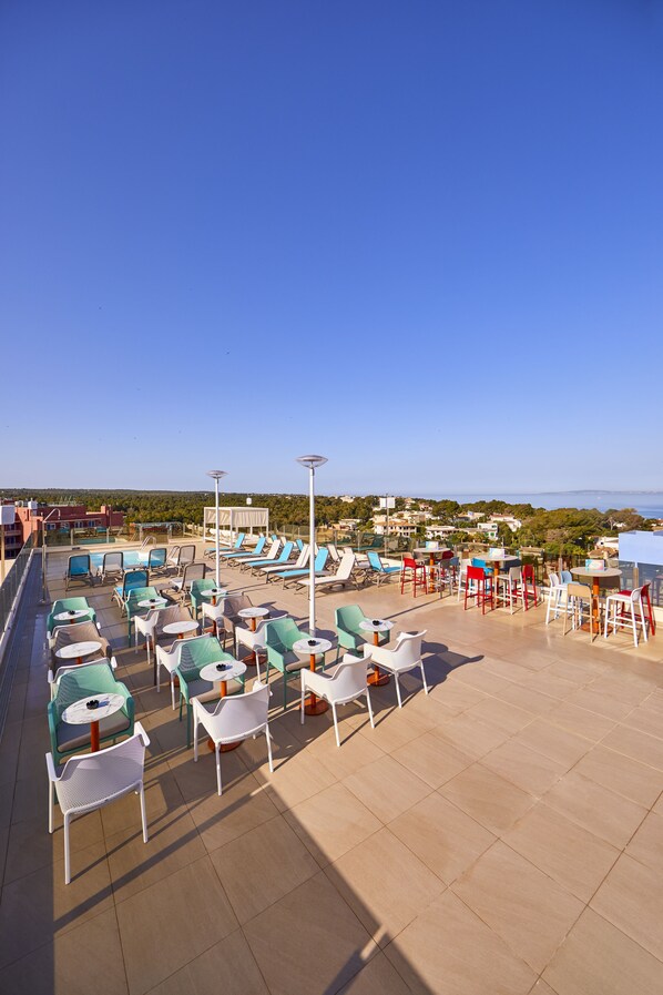 Poolside bar - MLL Mediterranean Bay Hotel - Adults Only (Llucmajor)