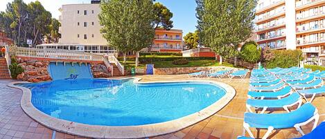 4 buitenzwembaden, ligstoelen bij het zwembad