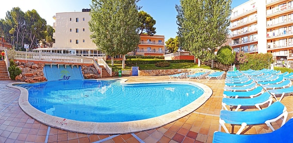 4 piscines extérieures, chaises longues