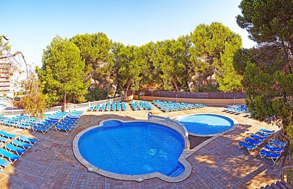 4 outdoor pools, sun loungers