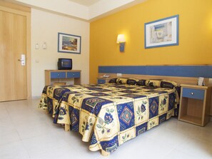 Desk, blackout curtains, WiFi - MLL Sahara Nubia Gobi Bay Hotel (Palma de Mallorca)