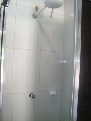 Shower, free toiletries, towels - Pousada Renascença (Serra Negra)
