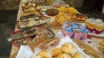 Café da manhã com pratos da culinária local grátis