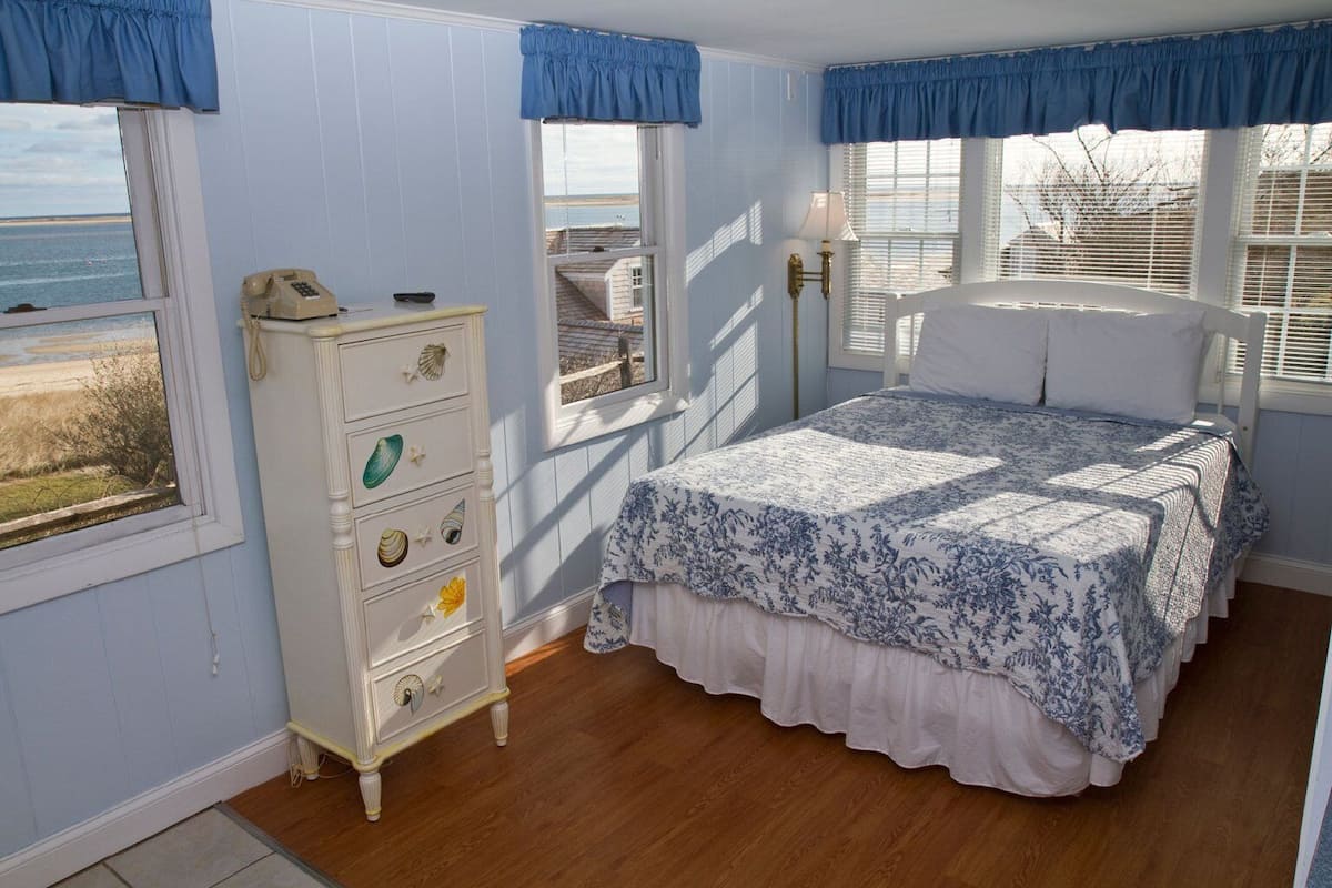 Superior Efficiency, One Queen Bed, Ocean View | Een strijkplank/strijkijzer, gratis wifi, beddengoed