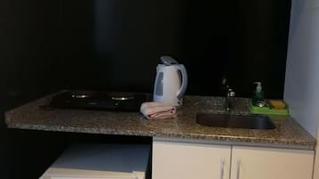 迷你冰箱、微波炉、电热水壶、厨具/餐具