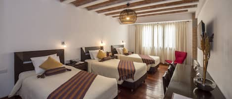 Quarto triplo standard | Roupas de cama premium, edredons de pluma, camas Select Comfort