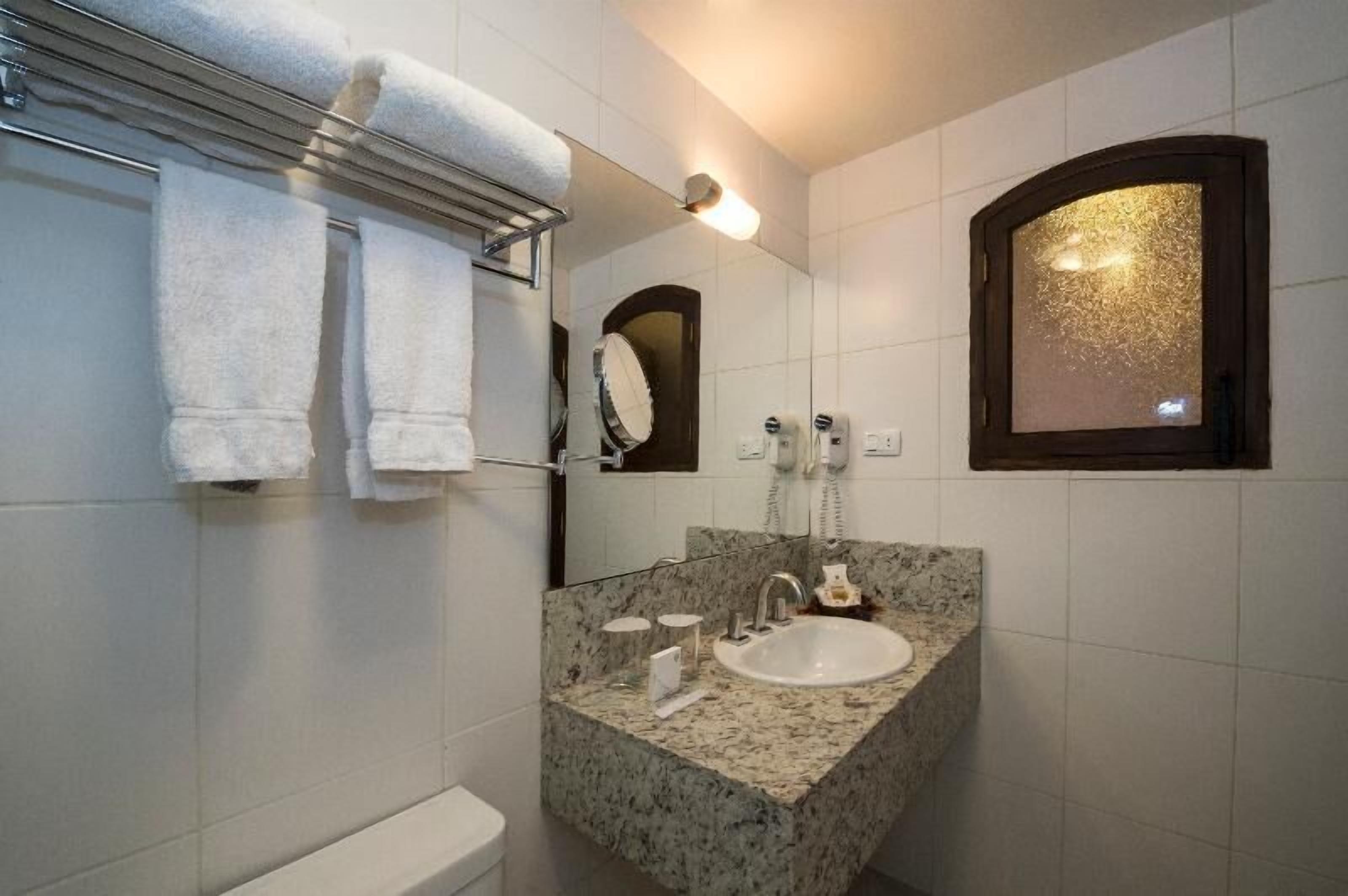 Badezimmer | Dusche, Regendusche, kostenlose Toilettenartikel, Haartrockner