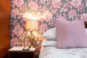 Chambre classique double, salle de bain attenante | Bureau, rideaux dâobscurcissement, fer et planche Ă repasser