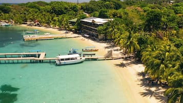 Di pantai, kursi berjemur, payung pantai, dan handuk pantai