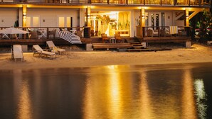 Un hôtel à plusieurs étages doté de balcons, d’un espace extérieur aménagé et offrant une vue sur la plage.