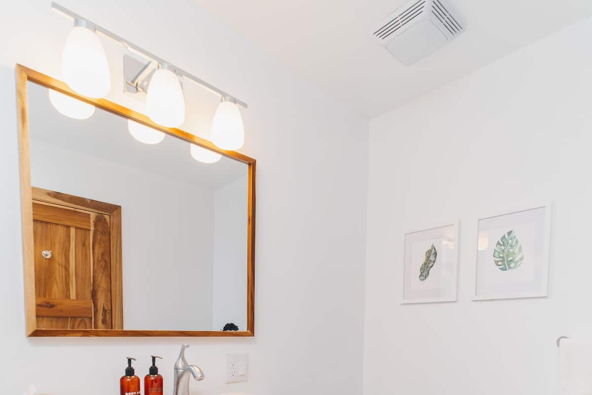 Suite 8 | Bathroom | Free toiletries, hair dryer, bathrobes, towels