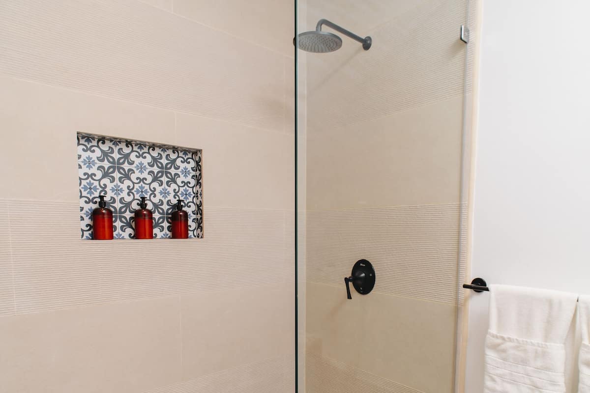 Suite 10 | Bathroom | Free toiletries, hair dryer, bathrobes, towels