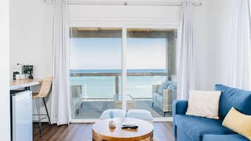 Suite 13 | 起居区 | 55-英寸智能电视(配备有线频道)、电视、书